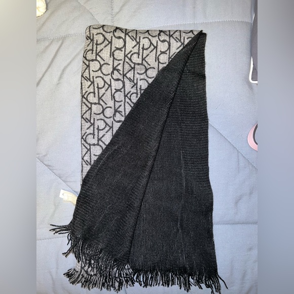 Calvin Klein logo Winer Scarf in Grey | Black. Used once. - Picture 2 of 3
